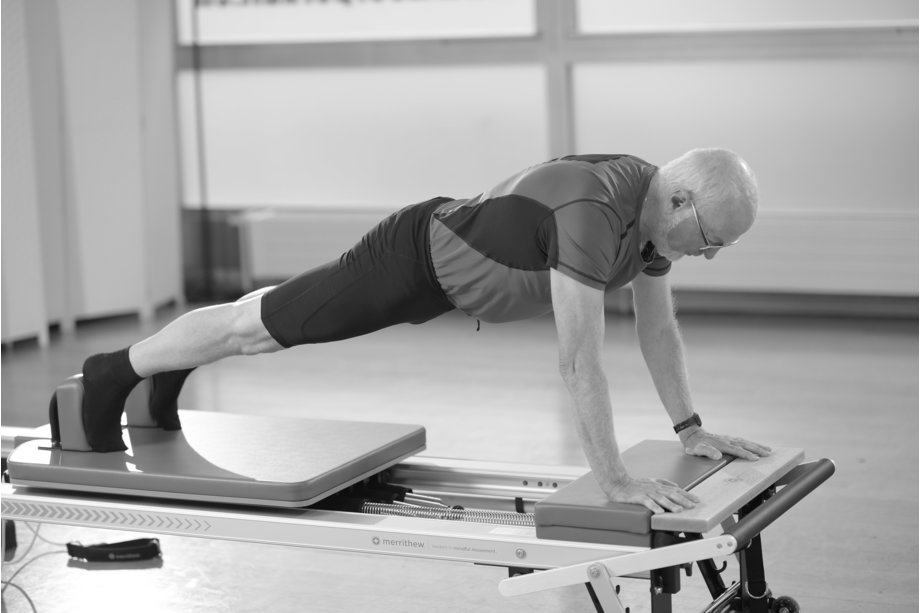 Pilates Matten und Geräte Training